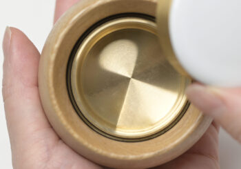 密閉ケースの素材「真鍮」について