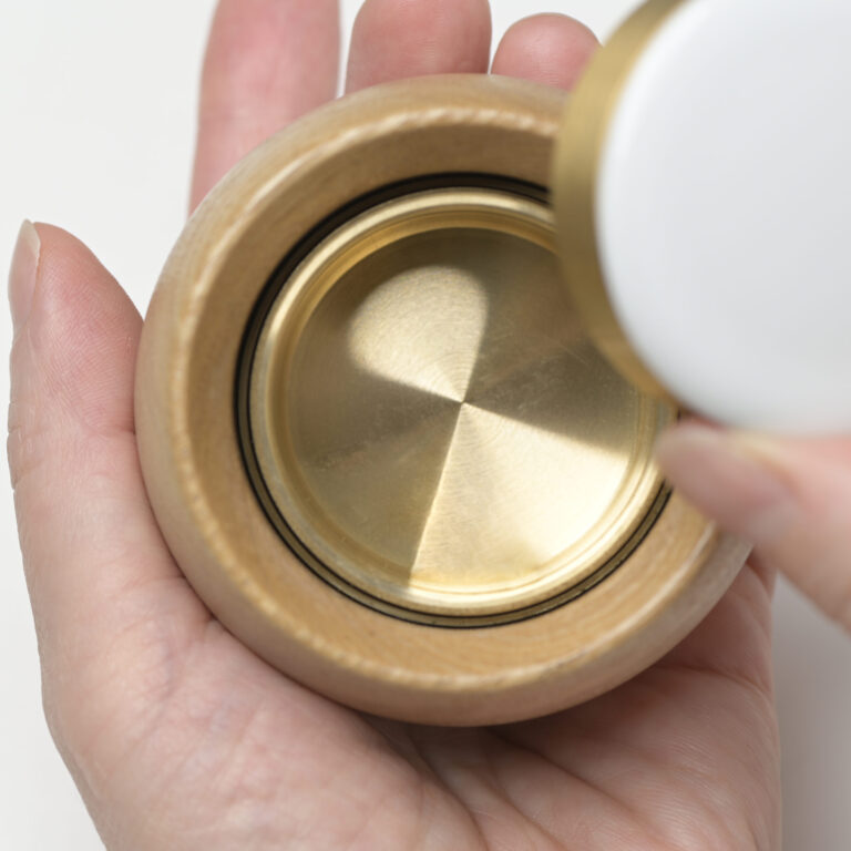 密閉ケースの素材「真鍮」について